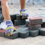 Valderci Malagosini Machado explica como a drenagem urbana aliada aos pisos intertravados pode reduzir alagamentos e tornar as cidades mais sustentáveis e resilientes.