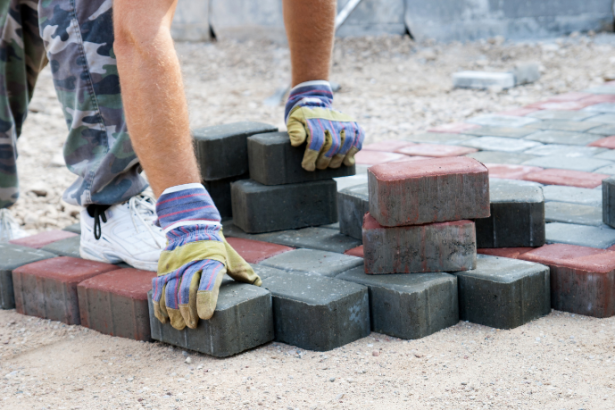 Valderci Malagosini Machado explica como a drenagem urbana aliada aos pisos intertravados pode reduzir alagamentos e tornar as cidades mais sustentáveis e resilientes.