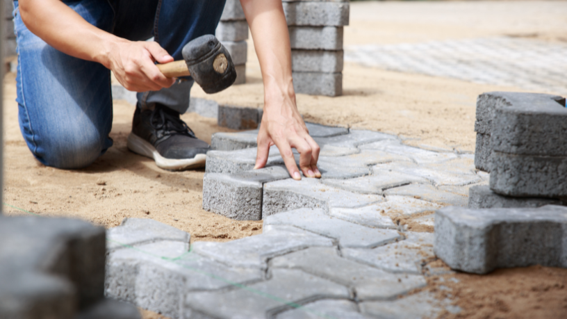 Neste artigo, Valderci Malagosini Machado detalha como o uso correto de pavimentos intertravados contribui para a drenagem urbana eficiente e o combate aos alagamentos.