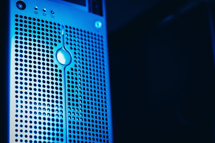 Rack de servidores iluminado em azul dentro de um datacenter moderno.