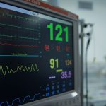 Monitor hospitalar exibindo sinais vitais e diferentes leituras clínicas.