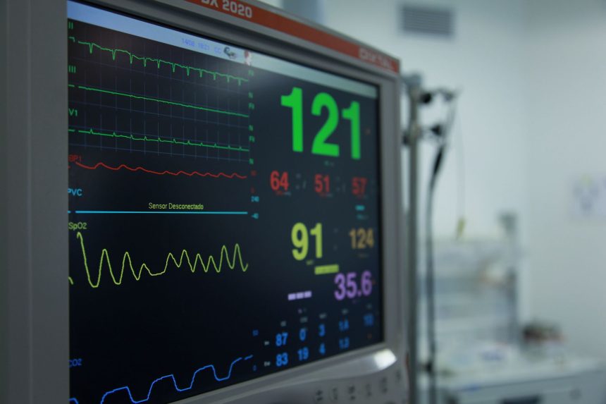 Monitor hospitalar exibindo sinais vitais e diferentes leituras clínicas.